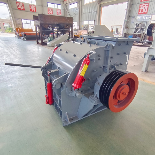 Eye-catching Robust Effective Energy-saving Stone Hammer Crusher