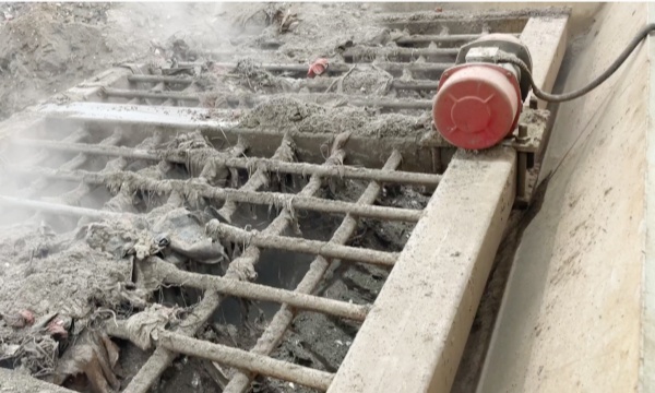 vibrating hopper equipped for reciprocating feeder